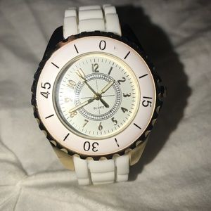 Whit big face watch.